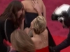 La caduta di Jennifer Lawrence sul red carpet