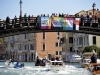 Fan appostati su un ponte veneziano