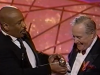  Ving Rhame dà il suo golden globe a Jack Lemmon (1998)