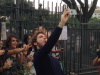 Sam Claflin fa i selfie con le fan