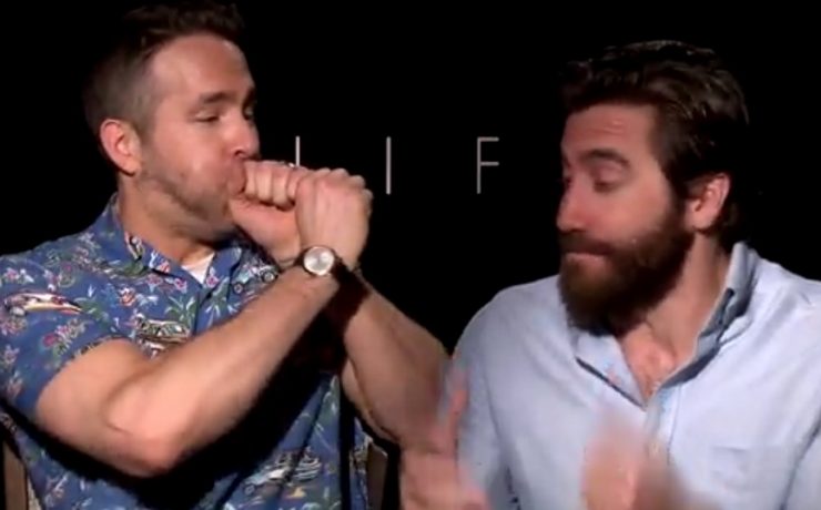 Ryan Reynolds e Jake Gyllenhaal, protagonisti di Life - Non oltrepassare il limite