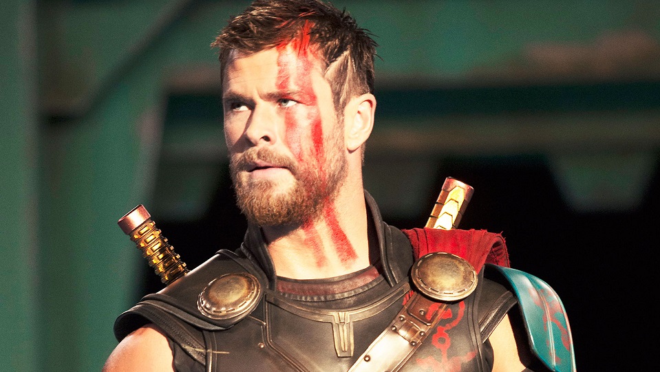 Chris Hemsworth è il Dio del Tuono in Thor: Ragnarok della Marvel