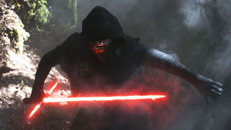 Adam Driver è Kylo Ren in Star Wars: Il Risveglio della Forza