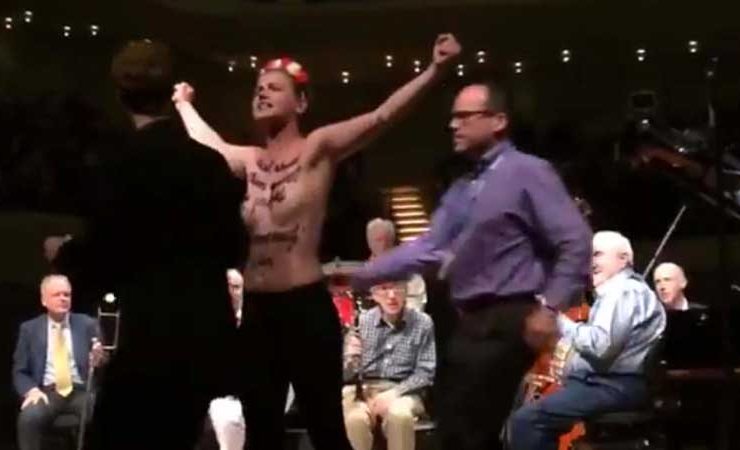 FEMEN interrompono in topless concerto di Woody Allen