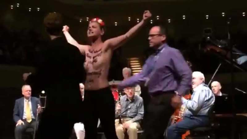 FEMEN interrompono in topless concerto di Woody Allen