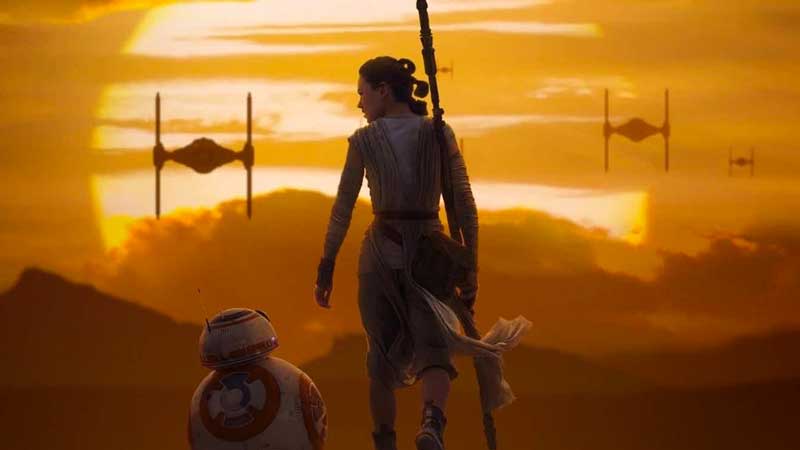 Rey e BB8 su Jakku