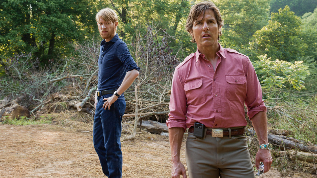 Tom Cruise e Domhnall Gleeson in Barry Seal