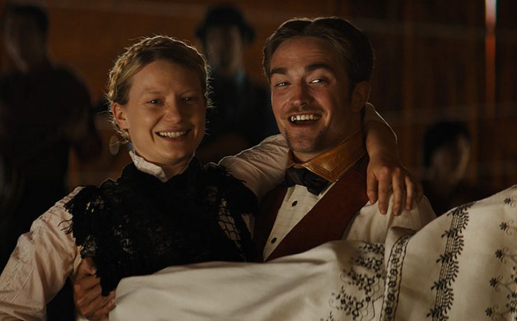 Mia Wasikowska e Robert Pattinson in Damsel