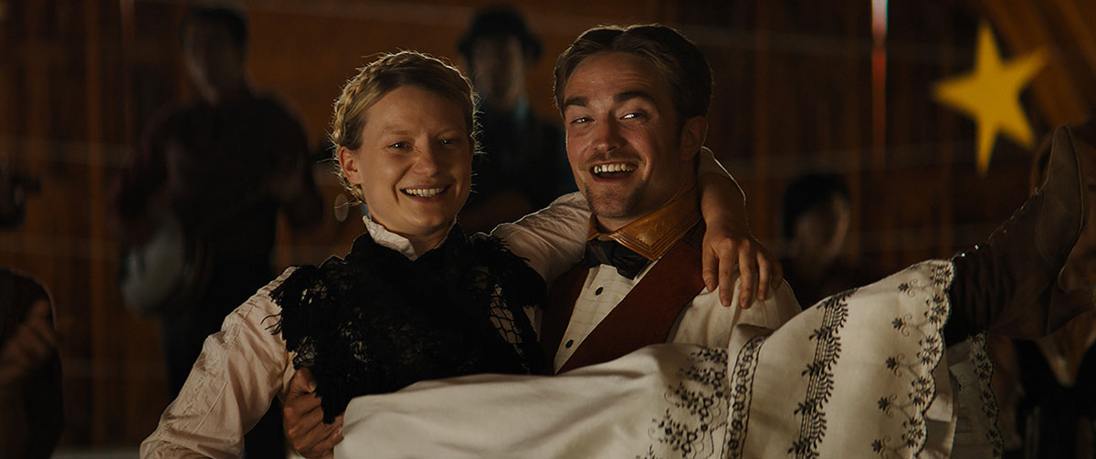 Mia Wasikowska e Robert Pattinson in Damsel