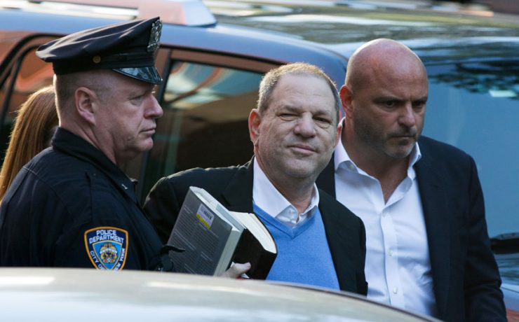 Harvey Weinstein si consegna alla polizia di New York