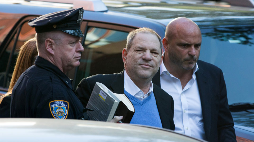 Harvey Weinstein si consegna alla polizia di New York