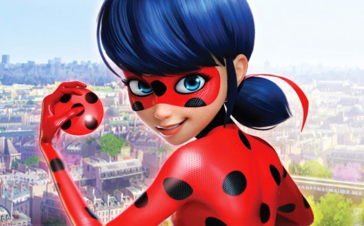 miraculous ladybug in primo piano con yo yo in mano