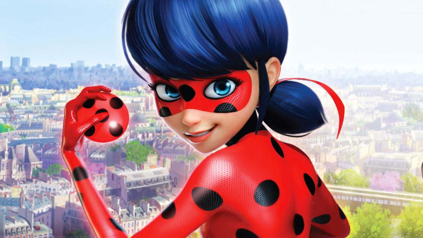 miraculous ladybug in primo piano con yo yo in mano