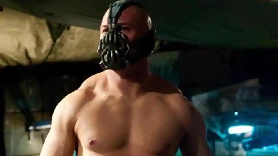 Tom Hardy in veste di Bane