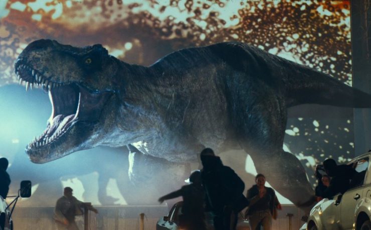 Il Tyrannosaurus rex irrompe in un drive-in in una scena di Jurassic World: Il dominio