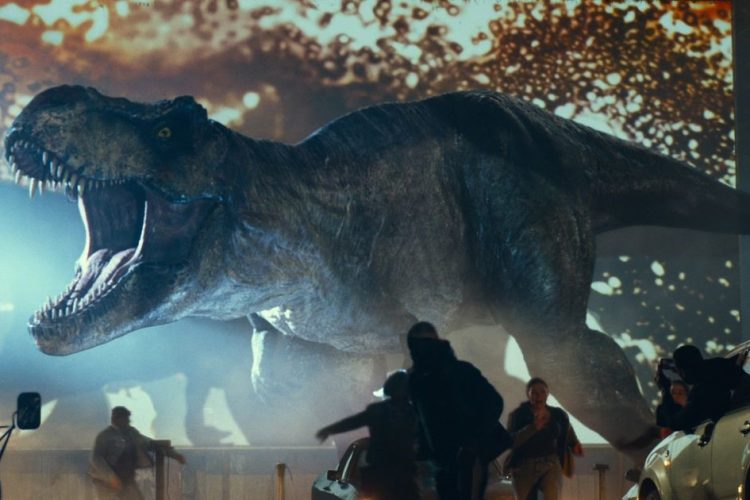 Il Tyrannosaurus rex irrompe in un drive-in in una scena di Jurassic World: Il dominio