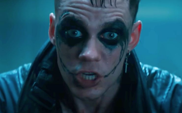 bill skarsgard in un frame del trailer de Il corvo