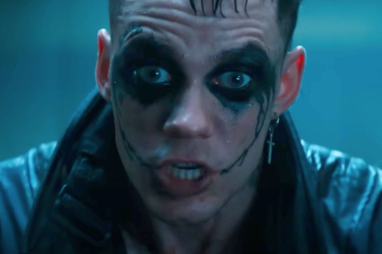 bill skarsgard in un frame del trailer de Il corvo