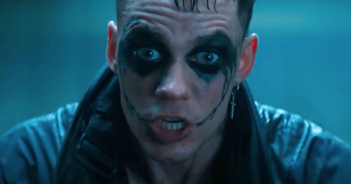 bill skarsgard in un frame del trailer de Il corvo