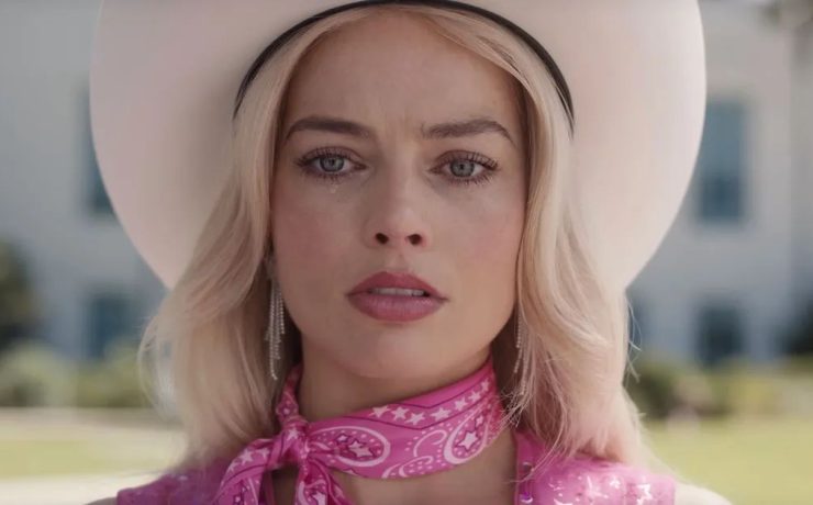 un primo piano di Margot Robbie in Barbie