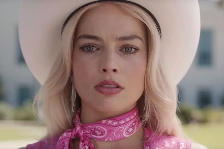 un primo piano di Margot Robbie in Barbie