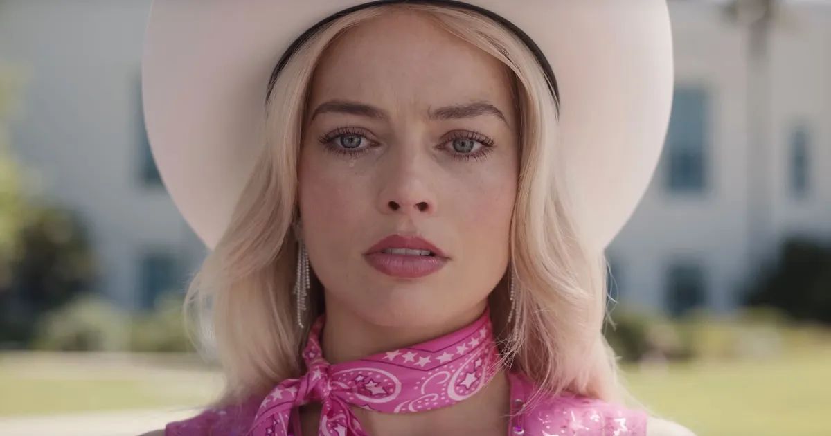 un primo piano di Margot Robbie in Barbie