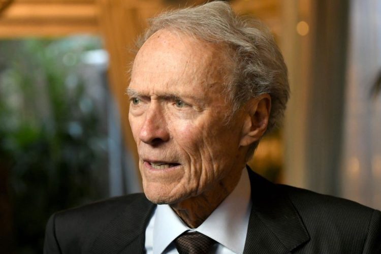 Clint Eastwood di profilo