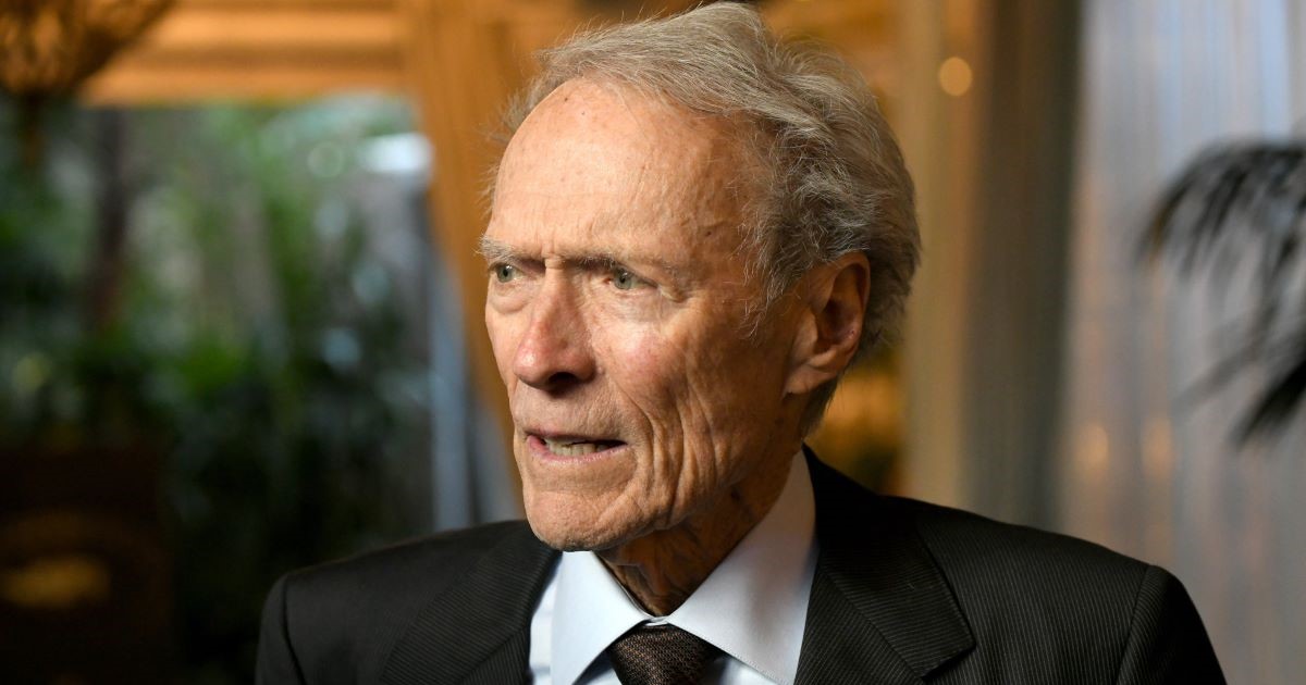 Clint Eastwood di profilo