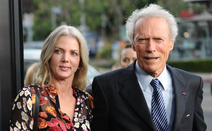 Il regista Clint Eastwood insieme alla compagna Christina Sandera, scomparsa a luglio 2024.