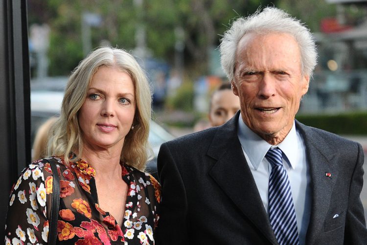 Il regista Clint Eastwood insieme alla compagna Christina Sandera, scomparsa a luglio 2024.