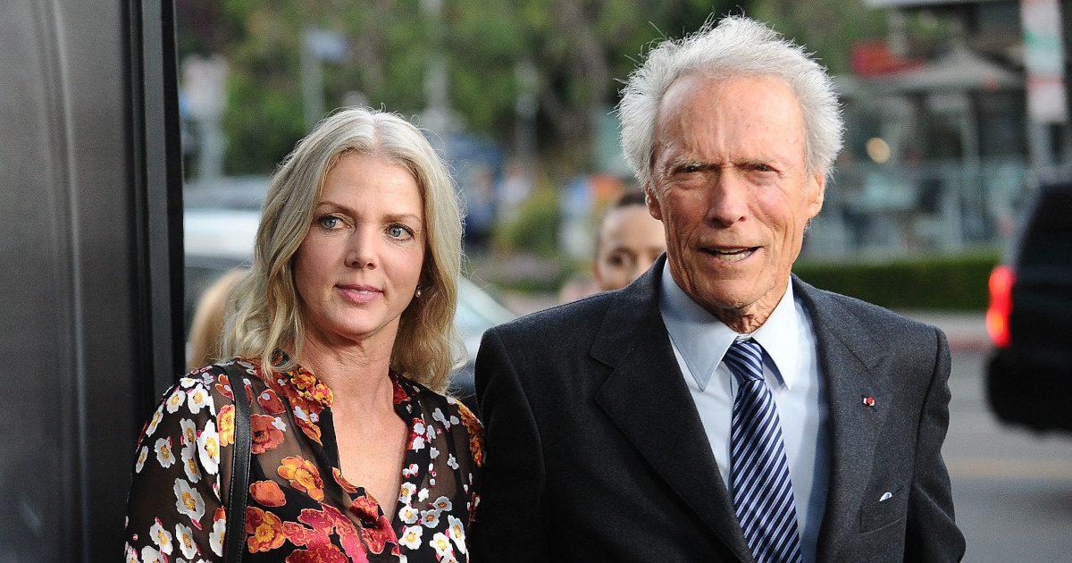 Il regista Clint Eastwood insieme alla compagna Christina Sandera, scomparsa a luglio 2024.