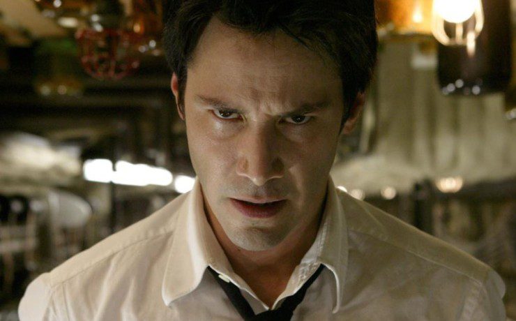 Keanu Reeves in una scena di Constantine