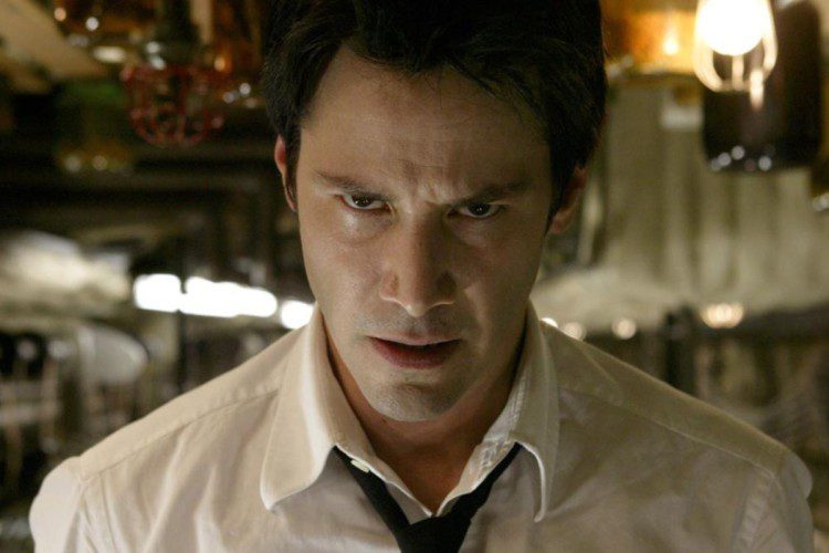 Keanu Reeves in una scena di Constantine