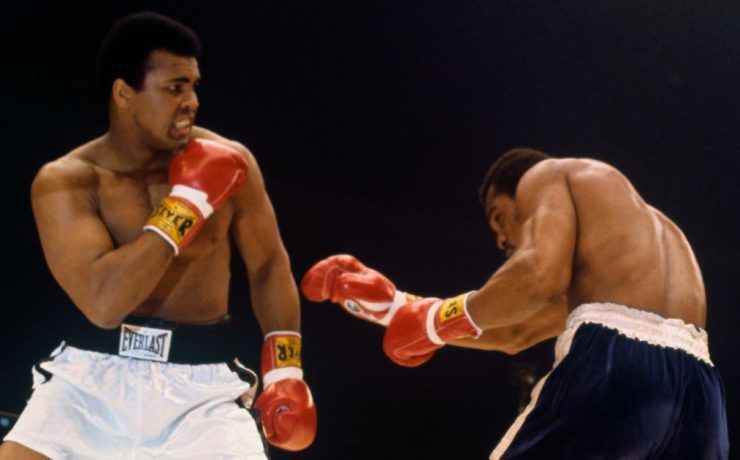 muhammad ali durante un incontro di boxe