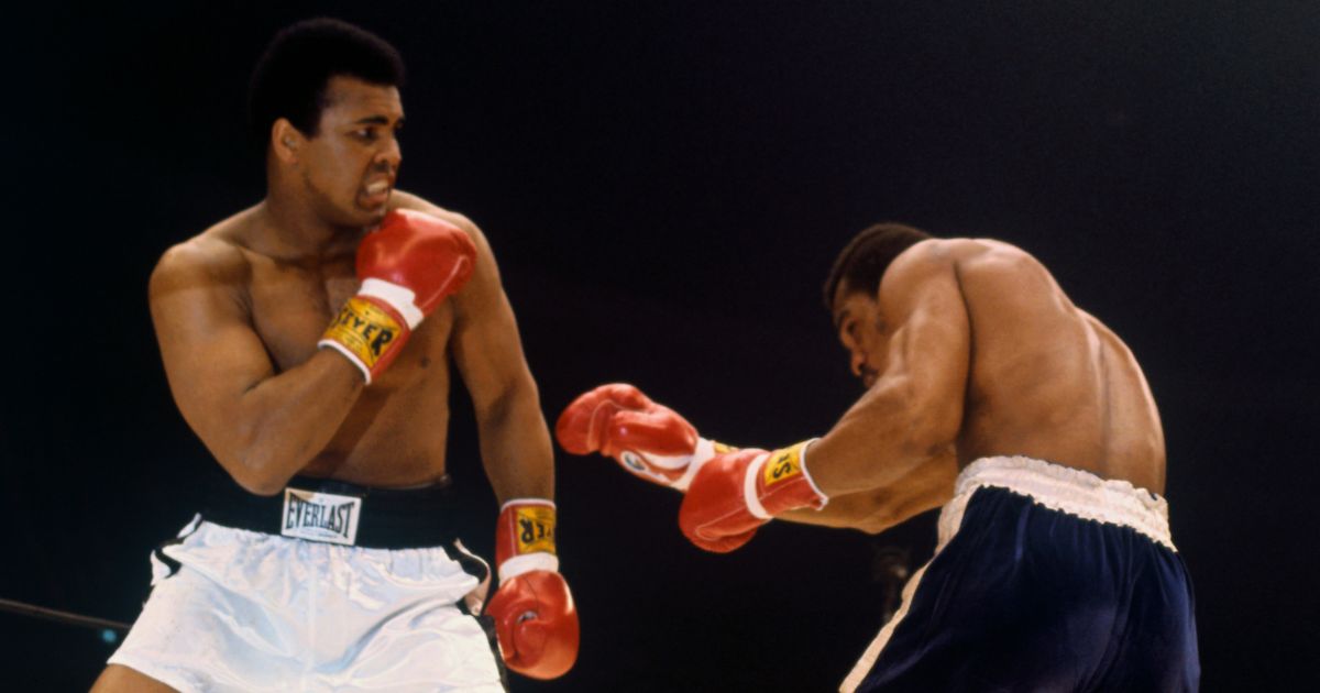 muhammad ali durante un incontro di boxe