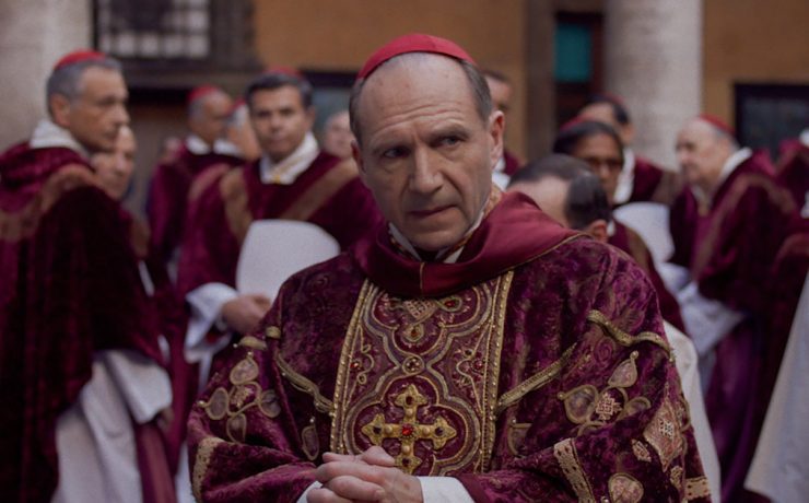 Ralph Fiennes è un cardinale al centro di un mistero in Conclave