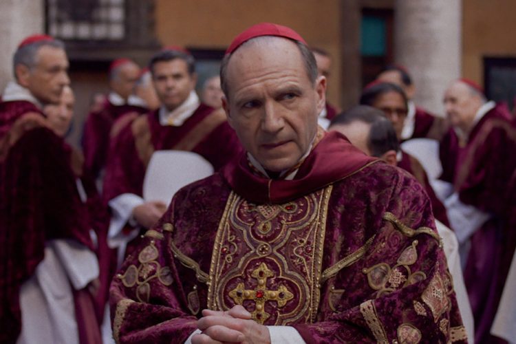 Ralph Fiennes è un cardinale al centro di un mistero in Conclave