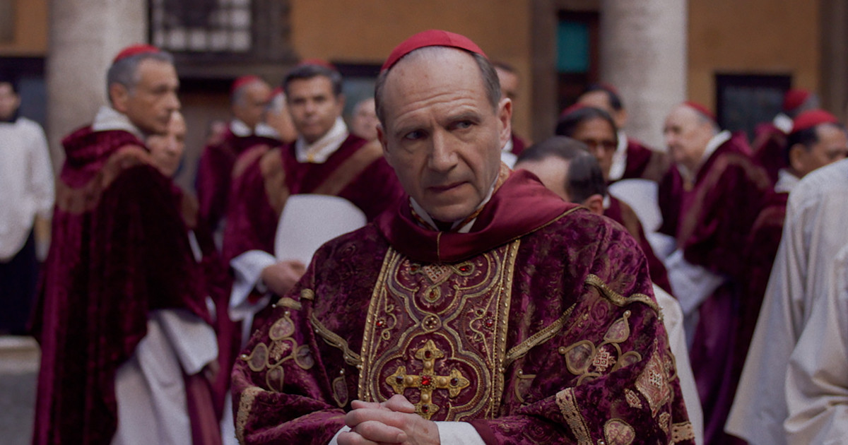 Ralph Fiennes è un cardinale al centro di un mistero in Conclave