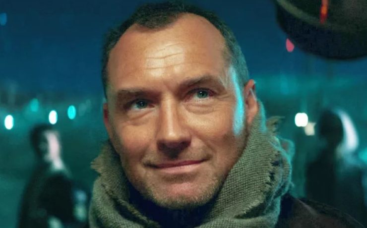 Jude Law in un'immagine ufficiale di Star Wars: Skeleton Crew