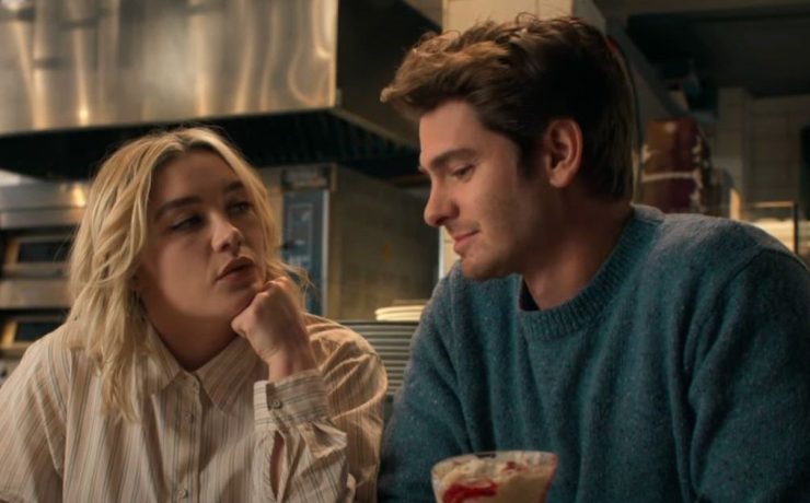 Florence Pugh e Andrew Garfield in un frame di We live in time