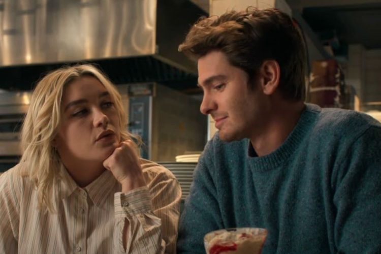 Florence Pugh e Andrew Garfield in un frame di We live in time