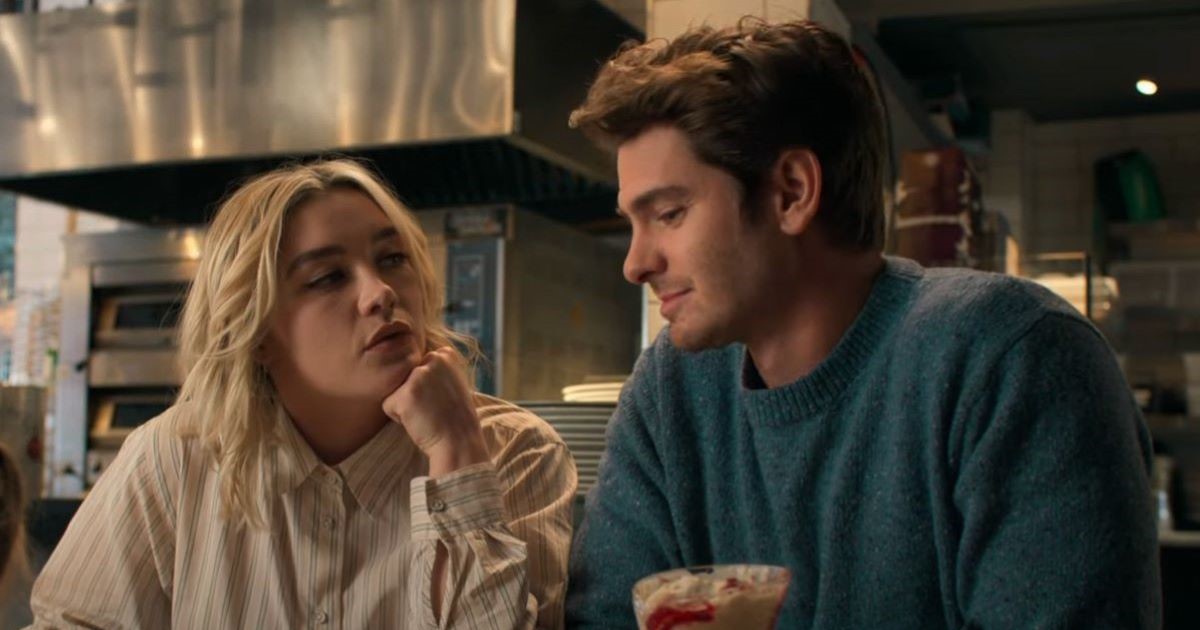 Florence Pugh e Andrew Garfield in un frame di We live in time