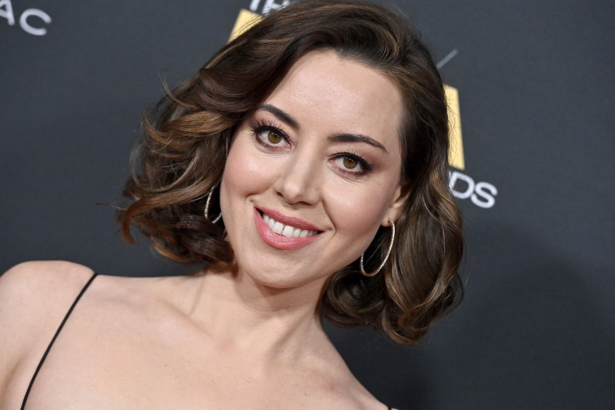 Primo piano dell'attrice Aubrey Plaza