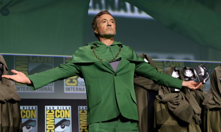 Robert Downey Jr. come Dottor Destino al panel Marvel del San Diego Comic-Con -avengers