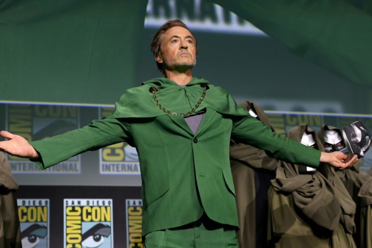 Robert Downey Jr. come Dottor Destino al panel Marvel del San Diego Comic-Con -avengers