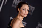 un primo piano di Angelina Jolie