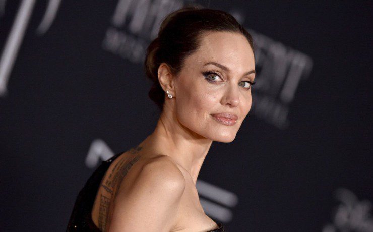 un primo piano di Angelina Jolie