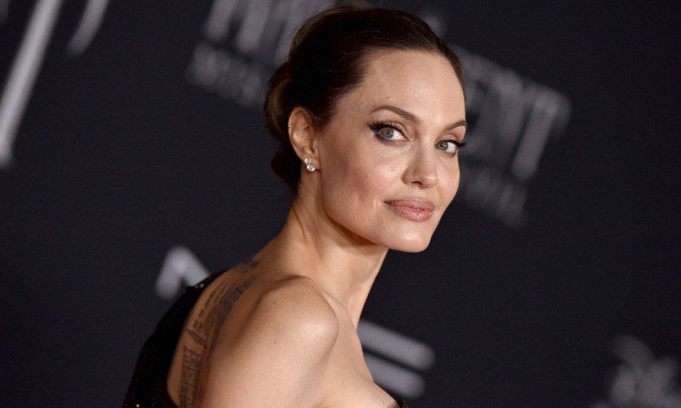 un primo piano di Angelina Jolie