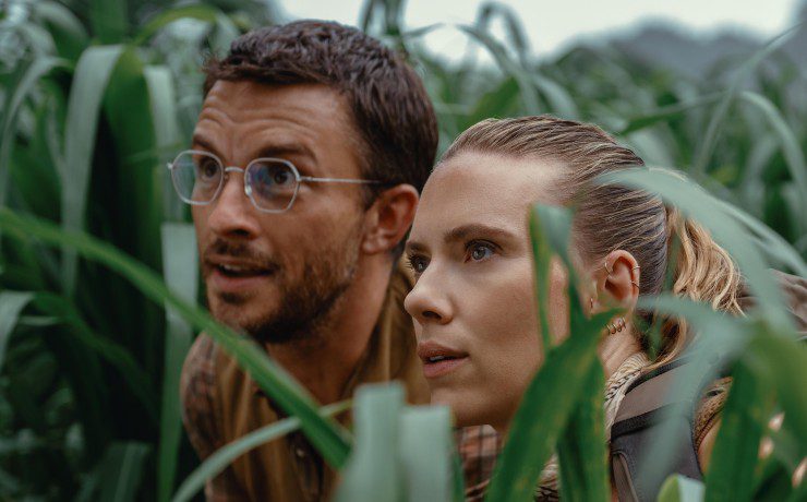 Scarlett Johansson e Jonathan Bailey in un frame di Jurassic World Rebirth