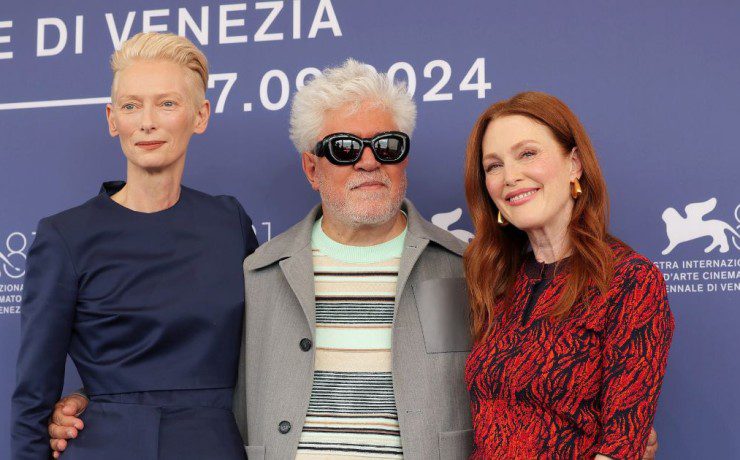 Pedro Almodovar con Julianne Moore e Tilda Swinton a Venezia 81